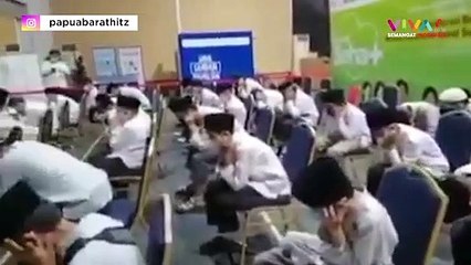 Puluhan Santri Kompak Tutup Kuping Saat Dengar Lagu Barat