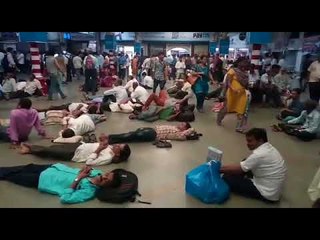 मुसळधारमुळे लोकल सेवा ठप्प, प्रवाशांनी घेतला सीएसटी स्टेशनचा आसरा