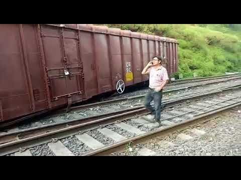 खंडाळ्याजवळ मालगाडीचे डबे घसरले, पुण्याकडे जाणारी वाहतूक ठप्प