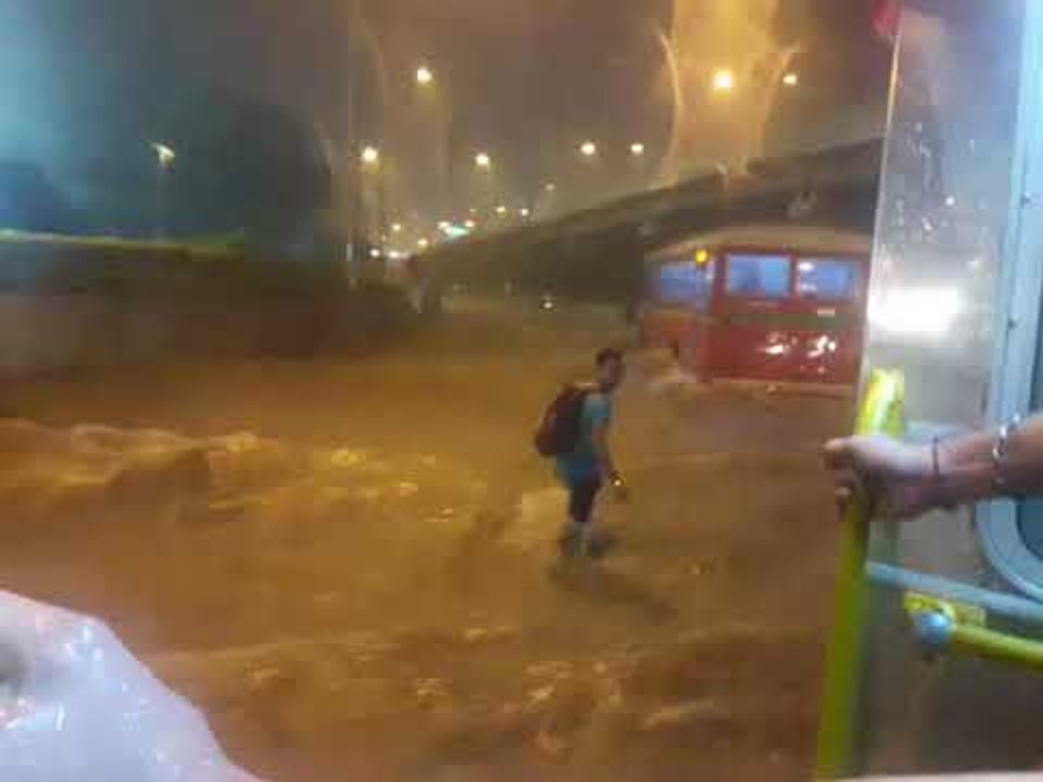 मुंबई : गोरेगावात वेस्टर्न एक्स्प्रेस-वेवर साचलं पावसाचं पाणी