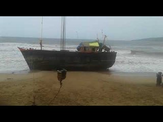 मुसळधार पावसामुळे गुजरातची नौका भरकटून पोहोचली रत्नागिरीच्या किनाऱ्यावर