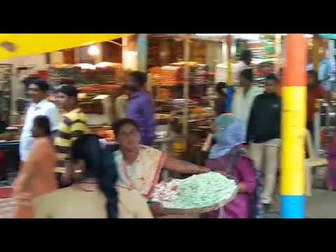 कोल्हापूरच्या अंबाबाईच्या दर्शनासाठी भाविकांची गर्दी