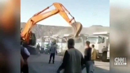 Parasını alamayınca iş makinesi ile kamyonları ezdi