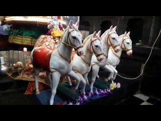 सीमोल्लंघनाला रथातून निघाली आदिशक्ती!