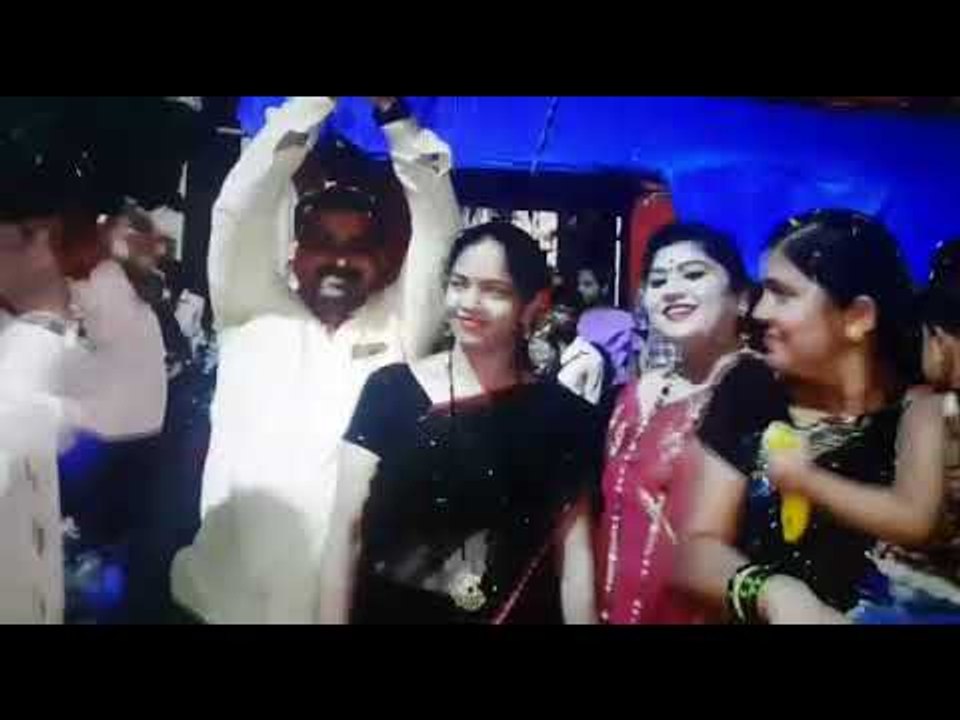 भाजपा महिला अध्यक्षांच्या नातेवाईकाकडून मिरवणुकीत नाचताना हवेत गोळीबार
