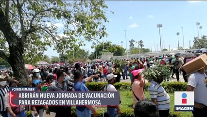 Abarrotan centro de vacunación en Villahermosa