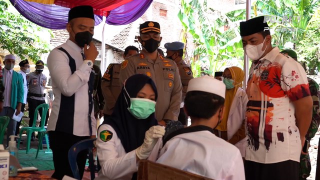 Kapolres Probolinggo Tinjau Vaksinasi Santri di Ponpes Zainul Hasan Genggong