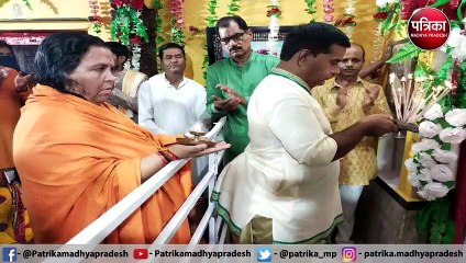 लड्डू गोपाल को राधा रानी से मिलाने उमा भारती पहुंची मंदिर