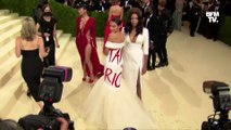 Au gala du Met, l'élue démocrate Alexandria Ocasio-Cortez apparaît avec une robe incitant à 