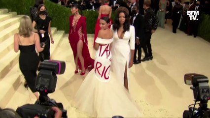 Au gala du Met, l'élue démocrate Alexandria Ocasio-Cortez apparaît avec une robe incitant à "taxer les riches"