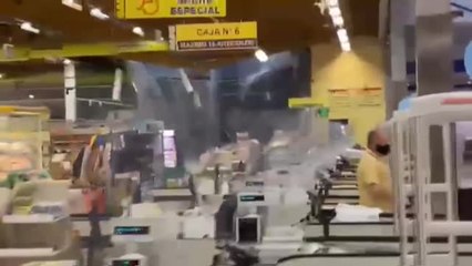 Una tormenta hunde el techo de un supermercado en A Coruña