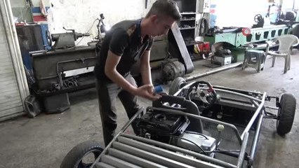 Hayalini gerçekleştirdi, kendi arabasını yaptı