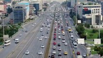 İstanbul'da sürücüler yollara döküldü, trafik yoğunluğu yüzde 60'ı gördü