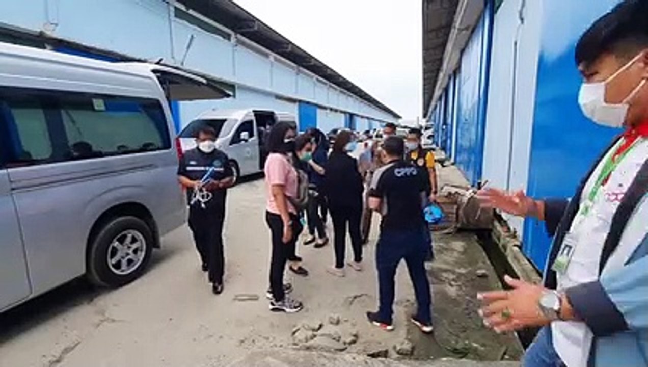 ตำรวจ ปคบ.ร่วมกับ อย.บุกทลายแหล่งผลิตแอลกอฮอล์ปลอมย่านบางพลี