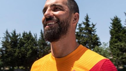 Galatasaray'ın yeni formasının tasarımına ve fiyatına taraftarlardan tepki yağıyor