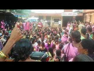 नोकरीवरून काढण्याच्या नोटिसा दिल्याप्रकरणी कुडाळात अंगणवाडी सेविकांचा मोर्चा