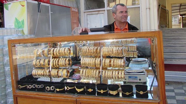 Simit satar gibi altın bilezik satıyor
