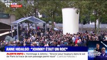 Laeticia Hallyday et ses filles Jade et Joy Hallydat inaugurent l'esplanade Johnny Hallyday et la sculpture en son hommage à Paris, aux côtés d'Anne Hidalgo et d'une centaine de fans.