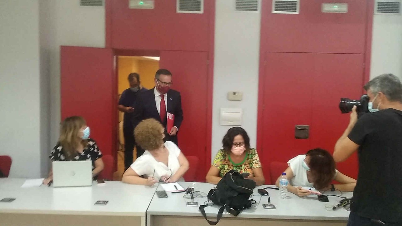 El secretario general del PSOE de la Región de Murcia, Diego Conesa, durante su declaración institucional.