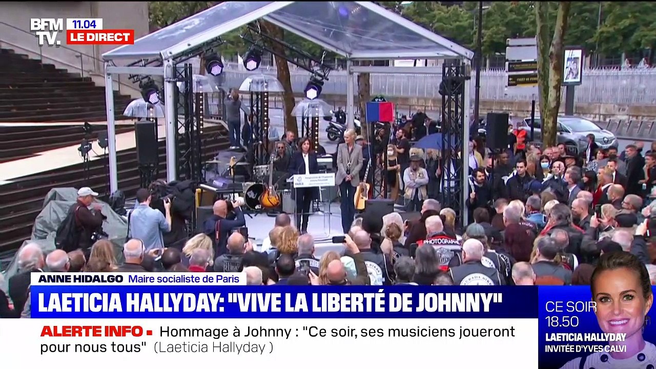 Anne Hildalgo lit une lettre de Laura Smet lors de l'inauguration de l'esplanade Johnny Hallyday et de la statue en son honneur devant l'AccorHotels Arena, à Paris.