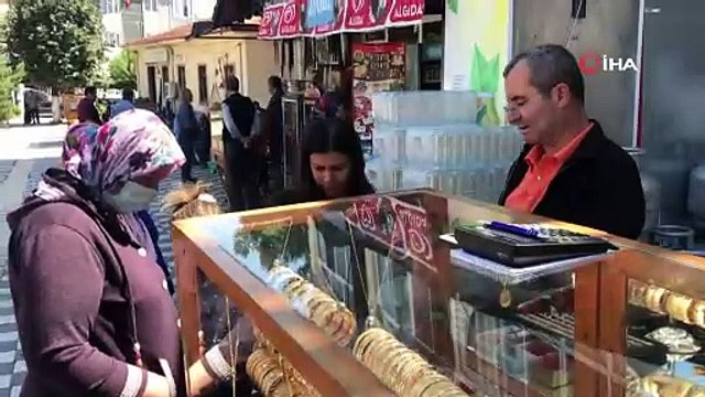 Simit satar gibi altın bilezik satıyor...40 yıllık seyyar kuyumcu görenleri şaşırtıyor