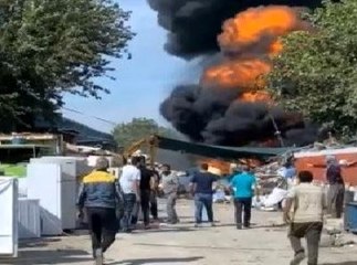 Download Video: Son dakika haberleri! Bursa'da geri dönüşüm tesisinde yangın...Dumanlar gökyüzünü siyaha boyadı