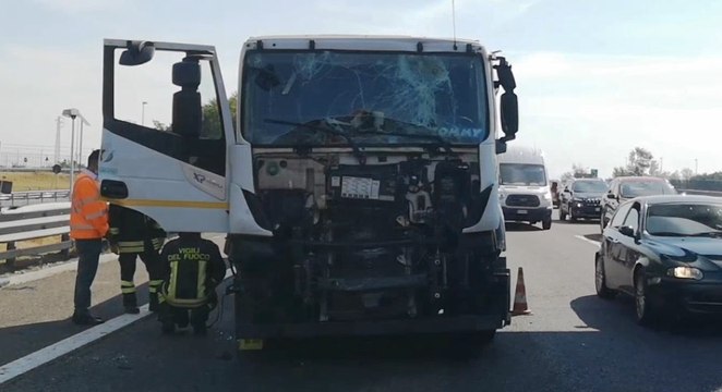 Verona - Scontro su A4, travasati 22mila litri di carburante da autocisterna (14.09.21)