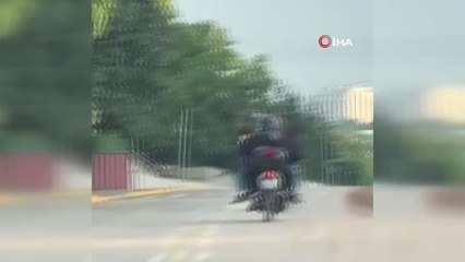 Kucaklarına ve sepete doldurdukları çocuklarla tehlikeli yolculuk kamerada