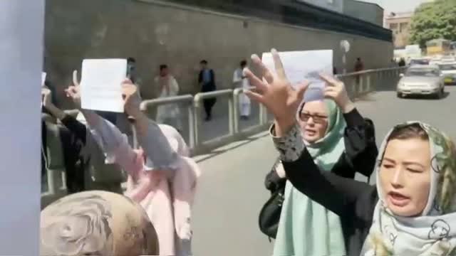 Un dirigente talibán anuncia que las mujeres y los hombres no podrán trabajar juntos