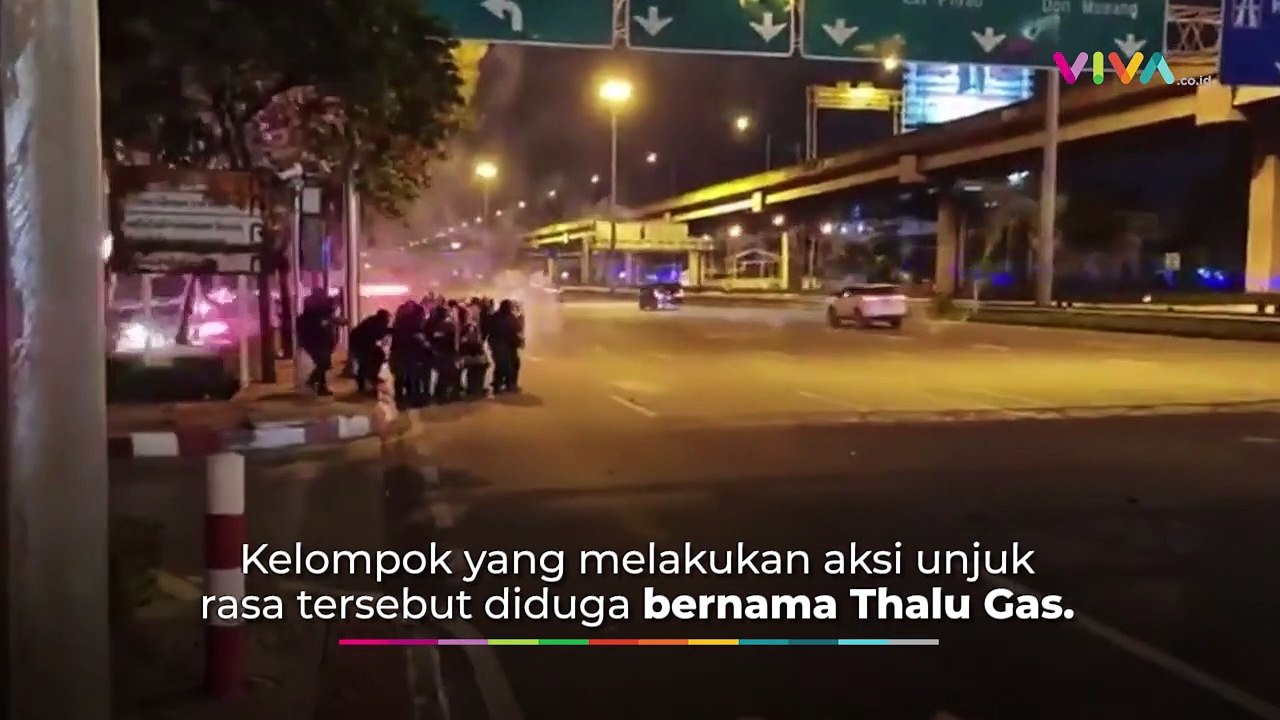 Thailand Panas! Polisi Tabrak Demonstran Sampai Terpental