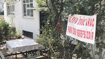 Komşularına kızan kadın, evinin önüne hakaret içerikli pankart astı