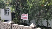 Komşularına kızan kadın evinin önüne pankart astı: 