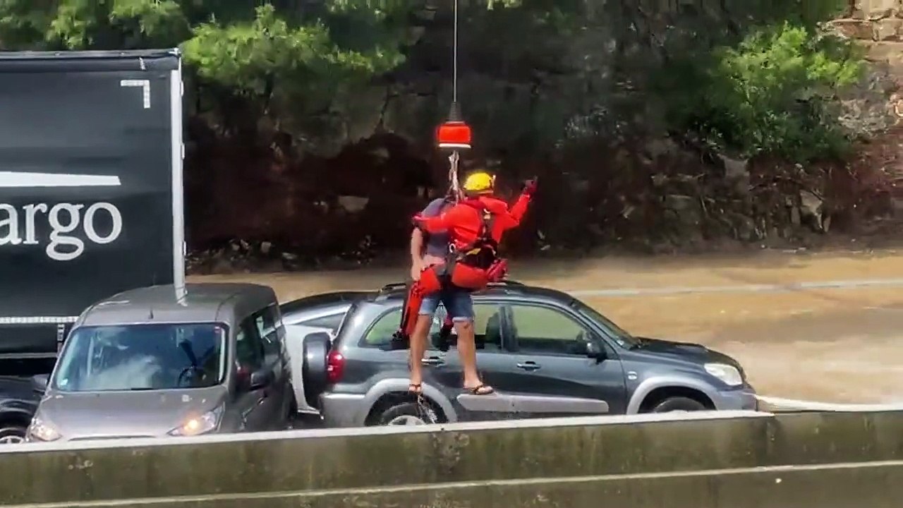 Orages : l'autoroute A9 inondée près de Nîmes, des automobilistes hélitreuillés