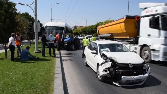 Otomobil makas attı, traktör trambüse çarptı