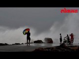 ओखी चक्रीवादळ मुंबईपासून समुद्रात सुमारे दोनशे किमी पहा हा व्हिडिओ | Okhi Cyclone In Mumbai