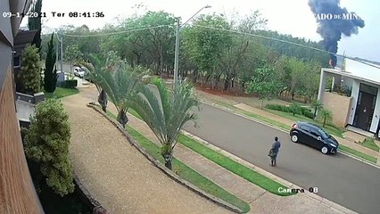 Câmera flagra queda de avião em Piracicaba (SP)