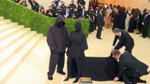 Wer trug das schwarze Sockenkleid bei der Met-Gala in New York?