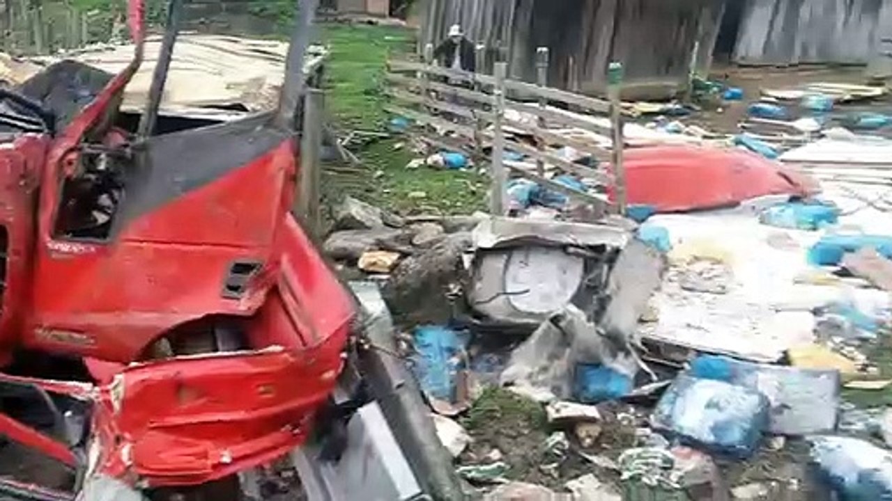 Caminhão cai em ribanceira e fica destruído às margens da BR-282 em Rancho Queimado