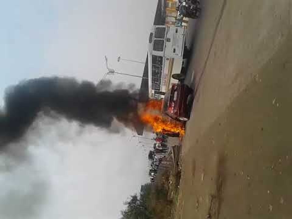 कामोठे टोल नाक्याजवळ बर्निंग कारचा थरार!