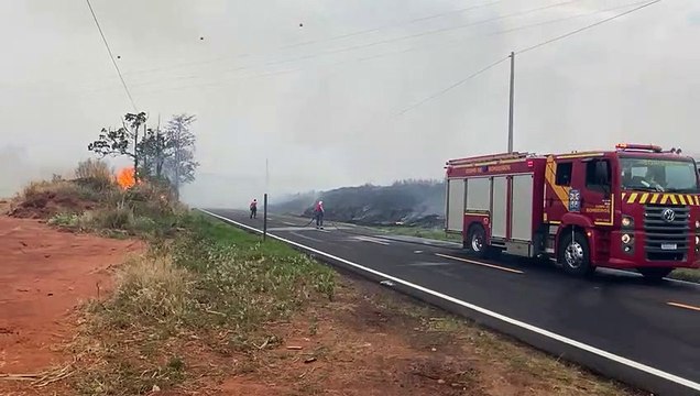 Baixa visibilidade provocada por fumaça de incêndio causa colisão entre três veículos na PR-468 1