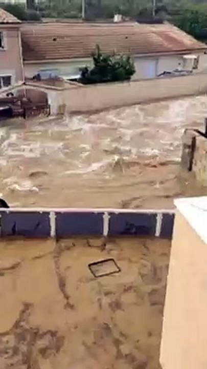 Cette vidéo amateur montre les intempéries qui ont frappé le village de Uchaud, dans le Gard
