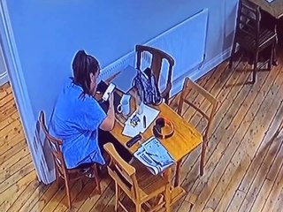 Cámaras captaron la presencia de un supuesto espíritu: las sillas se mueven solas