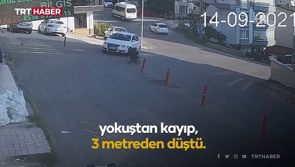 Yürekler ağızlara geldi: Bebek arabası 3 metreden düştü