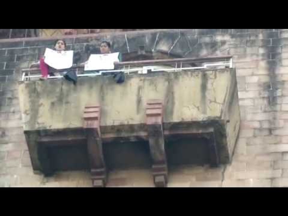 स्मार्ट सेवकांना कामावर घेण्याच्या मागणीसाठी पुणे महापालिकेत ‘शोले स्टाईल’ आंदोलन