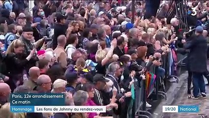 Hommage à Johnny Hallyday : l'heure des célébrations pour les fans à Bercy