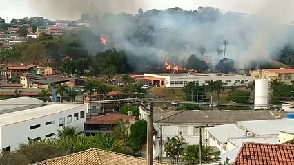 Incêndio próximo a hospital em Santa Luzia