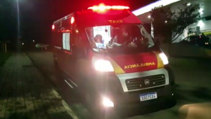 Motocicleta e carro se envolvem em batida na Rua Clodoaldo Ursulano, no Santa Felicidade