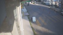 Son dakika haberleri... Market önüne bırakılan bebek arabasının yokuş aşağı ilerlemesi güvenlik kamerasına yansıdı