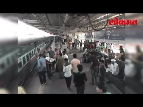 काळ आला होता पण वेळ आली नव्हती | तिकीट तपासनीसाने वाचवले एका प्रवाशाचे प्राण | Lokmat Marathi News