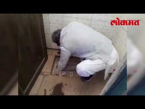Lokmat Political News | चक्क खासदारांनी केले शाळेचे शौचालय साफ | Lokmat Marathi News